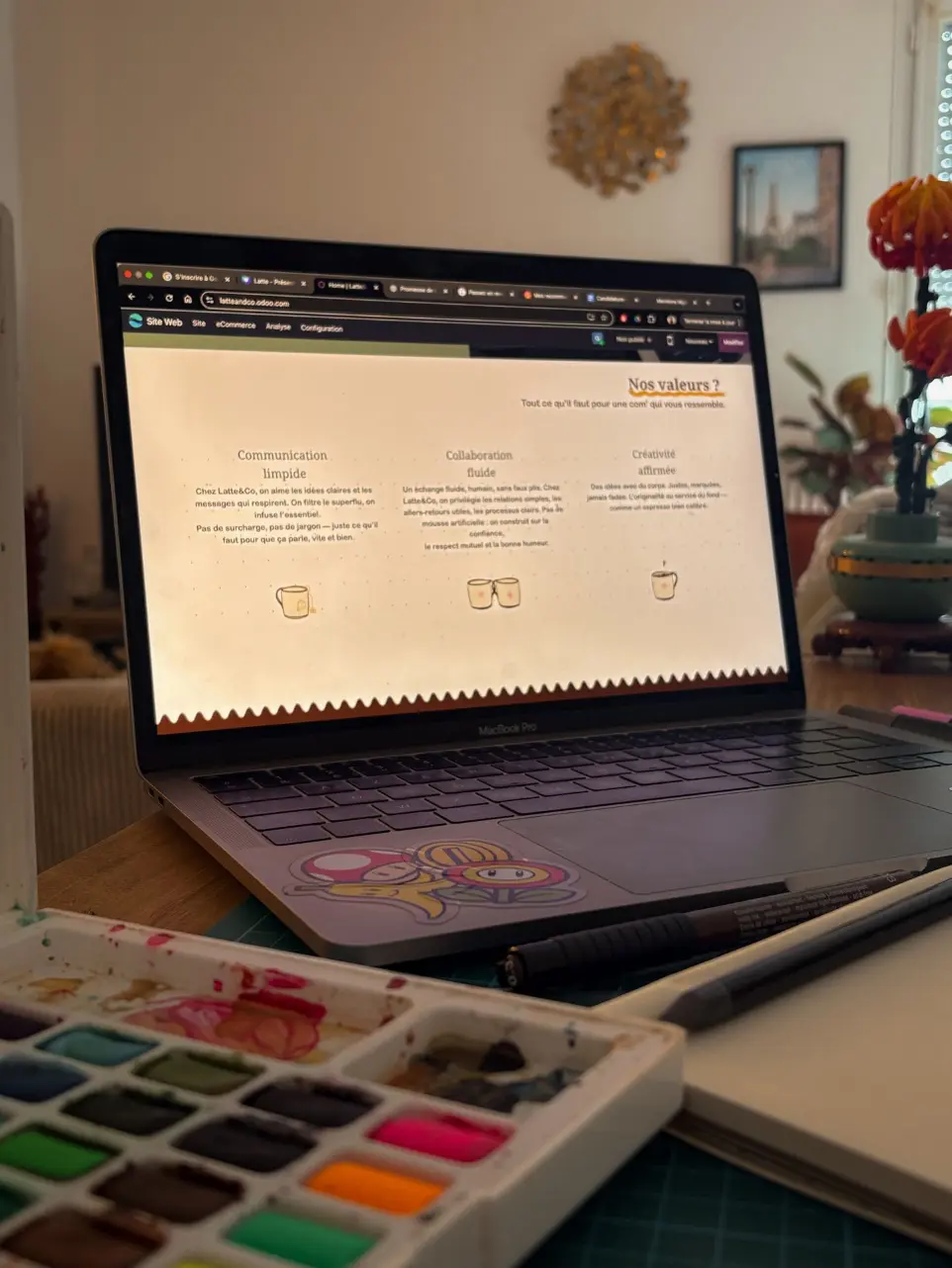 Photo d'une ordinateur présentant sur son écran les 3 valeurs clés de l'agence Latte&amp;Co.