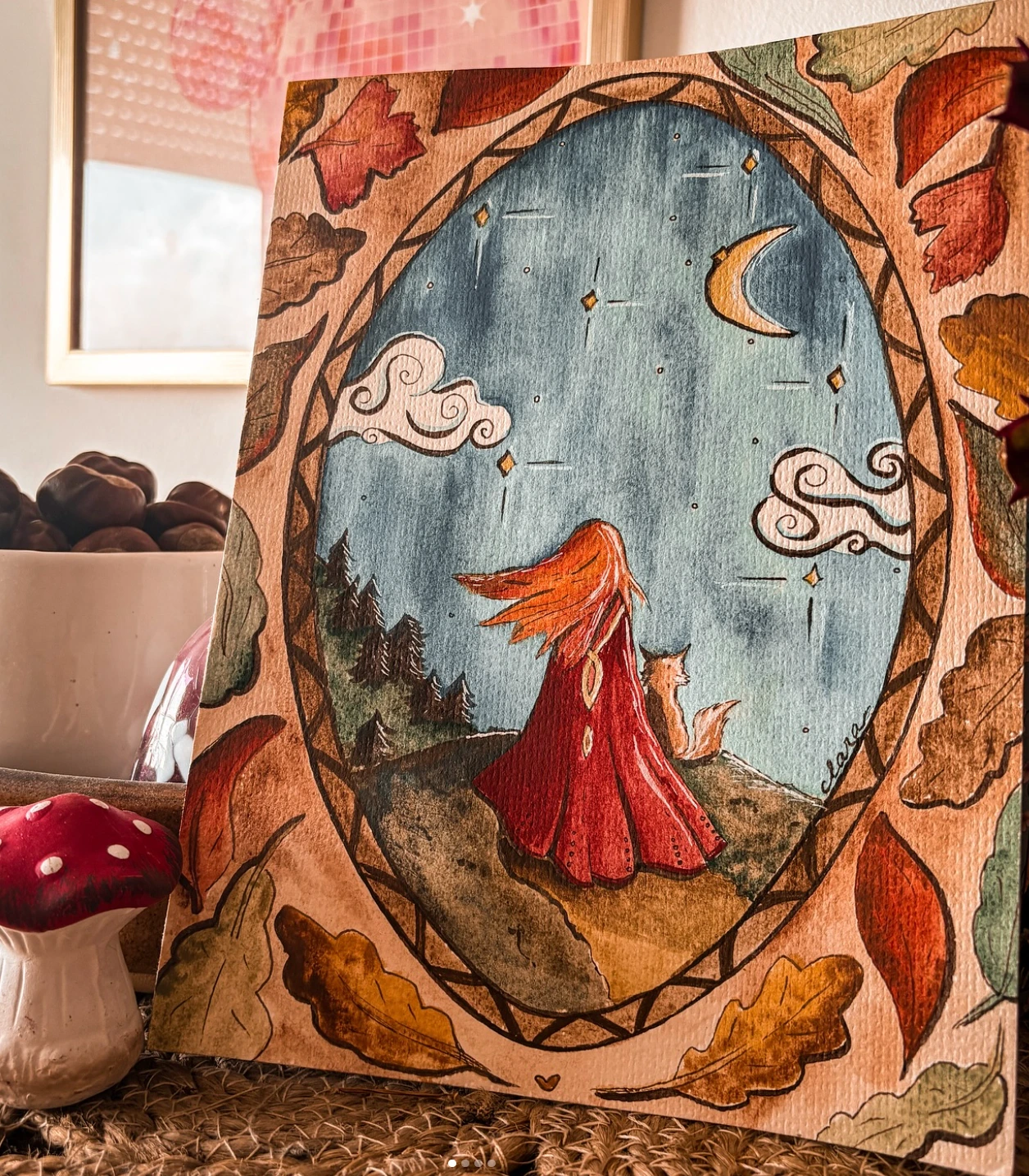 Illustration faite à l'aquarelle : déesse sur la montagne regardant l'horizon.